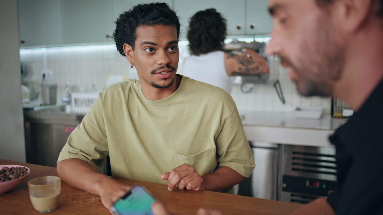 amigables compañeros de trabajo hablando en un café discutiendo el trabajo de cerca.