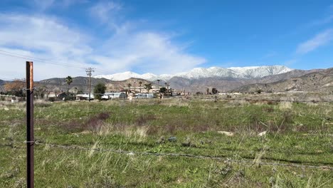 Morongo-Reservat-In-Cabazon,-Kalifornien-An-Einem-Klaren,-Blauen-Himmel-Tag-Mit-Schnee-Auf-Den-Bergen-Im-Hintergrund-Stammesland