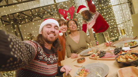 amigos en la cena de navidad