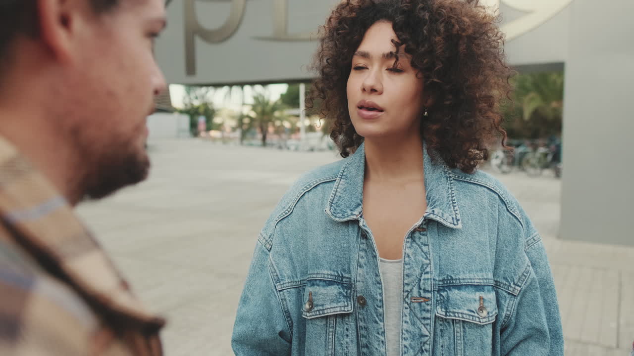 personas que hablan al aire libre