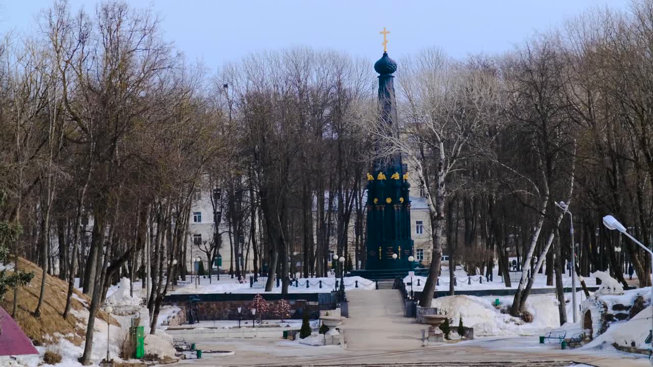 parque de invierno con un monumento de la iglesia