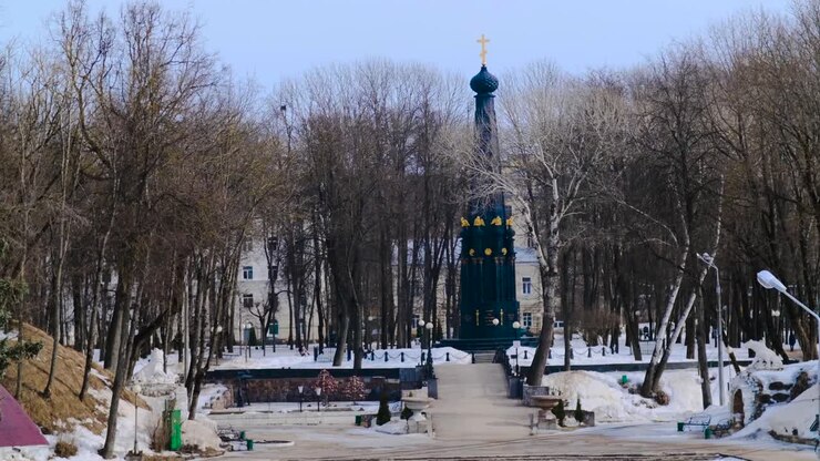 Parc hivernal avec un monument d'église