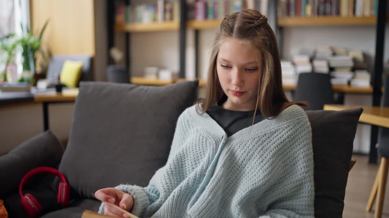 una adolescente estudiando en un café