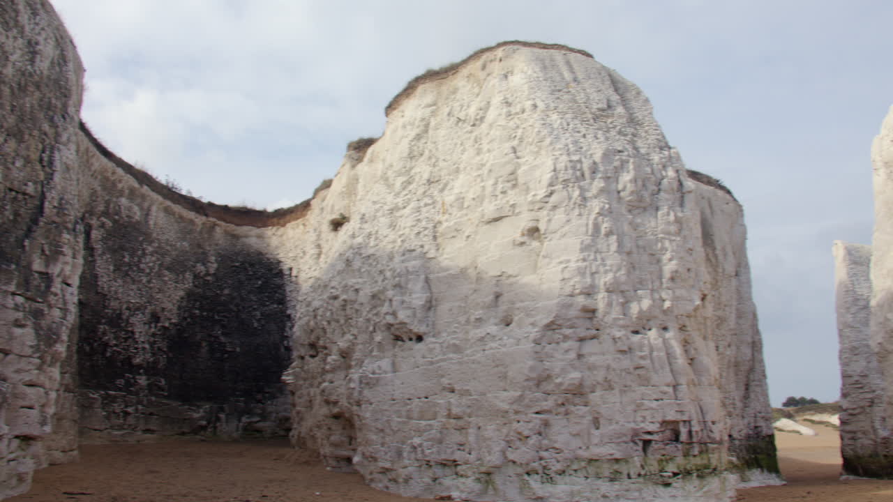 Panorering fra venstre mod højre af hvide kridtklinter og kridtstakke ved Botany Bay Strand ved lavvande. Ved Marine Drive, Broadstairs.