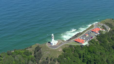 Toma-Aérea-En-órbita-Del-Famoso-Faro-De-Cabo-Byron-En-La-Costa-Norte-De-Australia,-Nueva-Gales-Del-Sur,-Australia