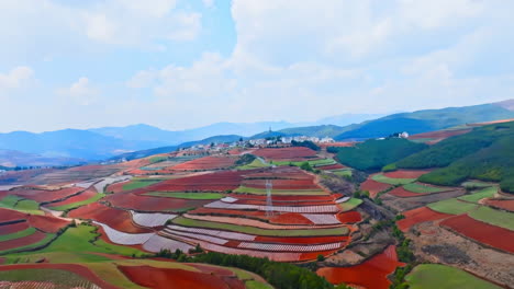 Hermoso-Paisaje-De-Piedras-De-Suelo-Rojo,-Terraza-De-La-Granja,-Campo-De-Arroz,-Reflexión-Con-Fondo-De-Montaña-Brumosa