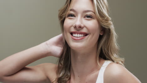 retrato de una mujer caucásica sonriente con cabello rubio, espacio de copia, cámara lenta