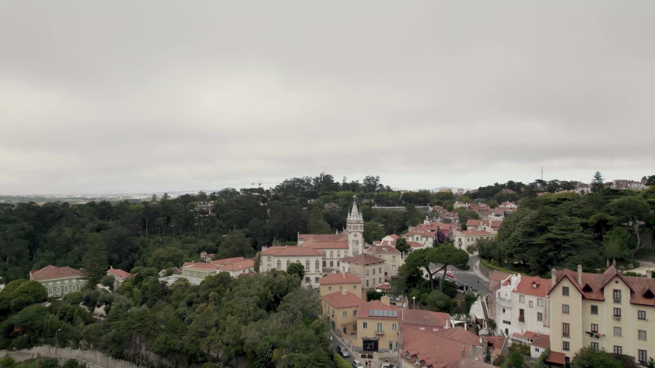 dolly aéreo en tiro que captura el ayuntamiento de la ciudad de sintra y las casas de los alrededores y el tráfico de la calle