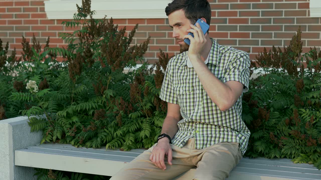야외에서 전화 통화하는 남자