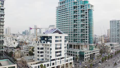 4k-Aéreo---órbita-Majestuosa-Del-Paisaje-Urbano---Playa-De-Tel-Aviv-Durante-La-Puesta-De-Sol