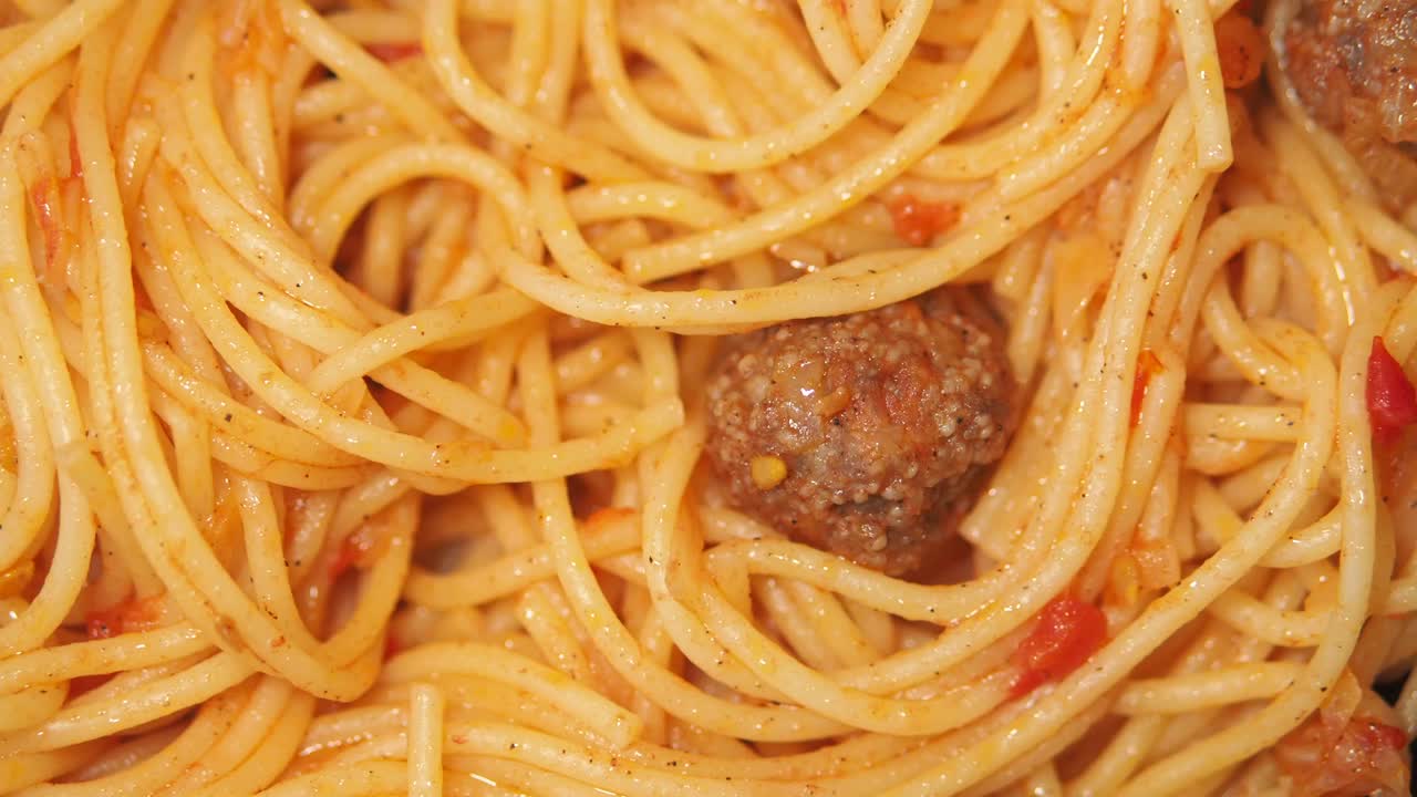 espagueti con albóndigas