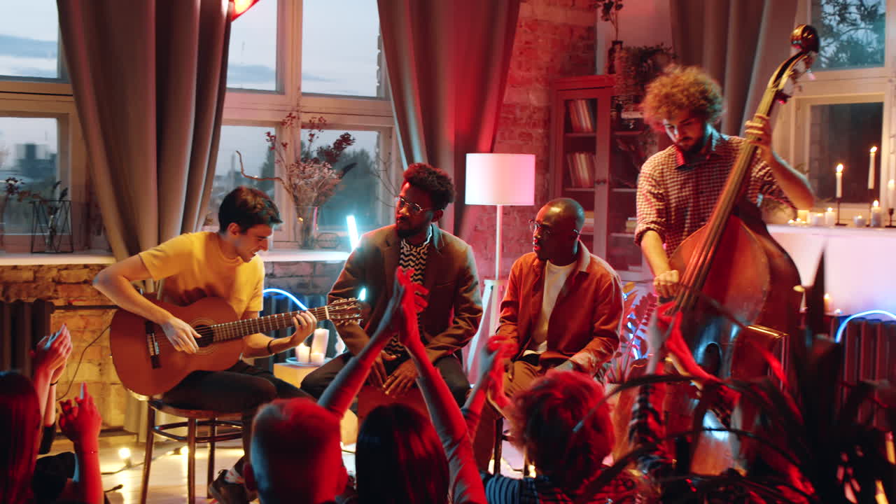 라이브 콘서트 에서 음악 밴드 를 박수 를 치는 사람 들