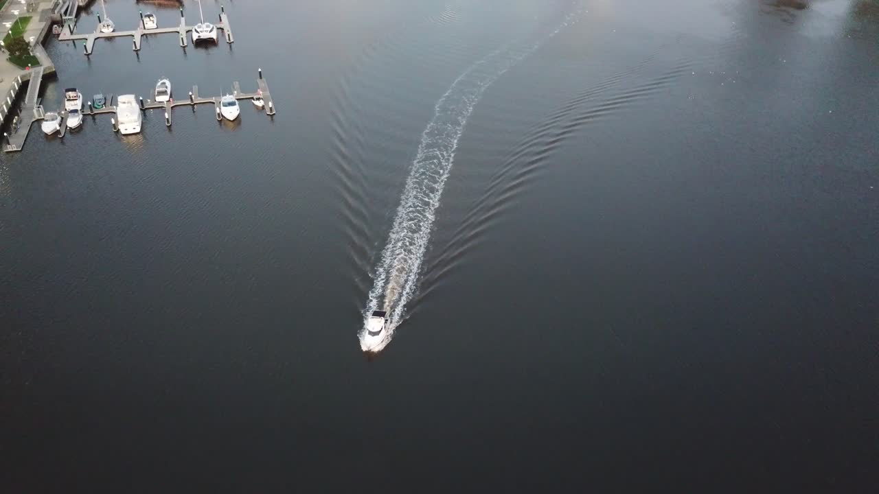 멜버른의 도클랜드 강에서 유람선