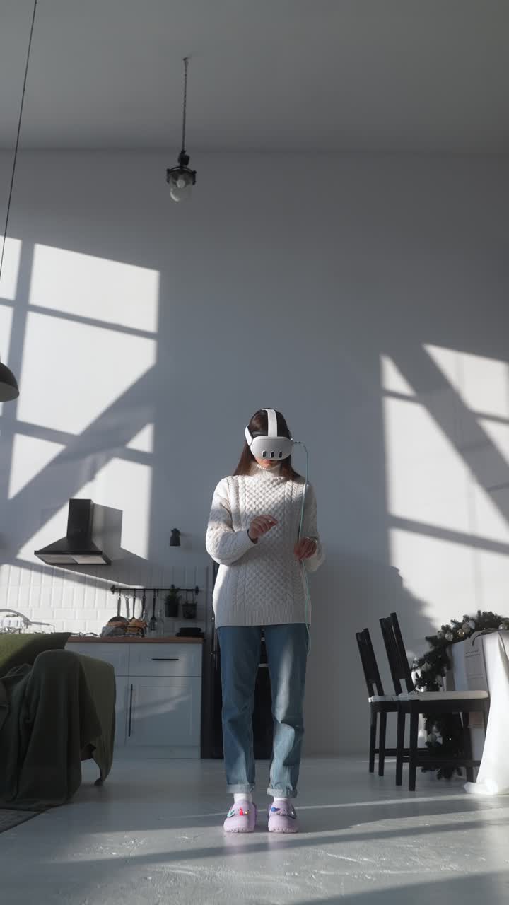 현대 가정에서 vr을 경험하는 여성