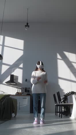 mujer experimentando vr en un hogar moderno