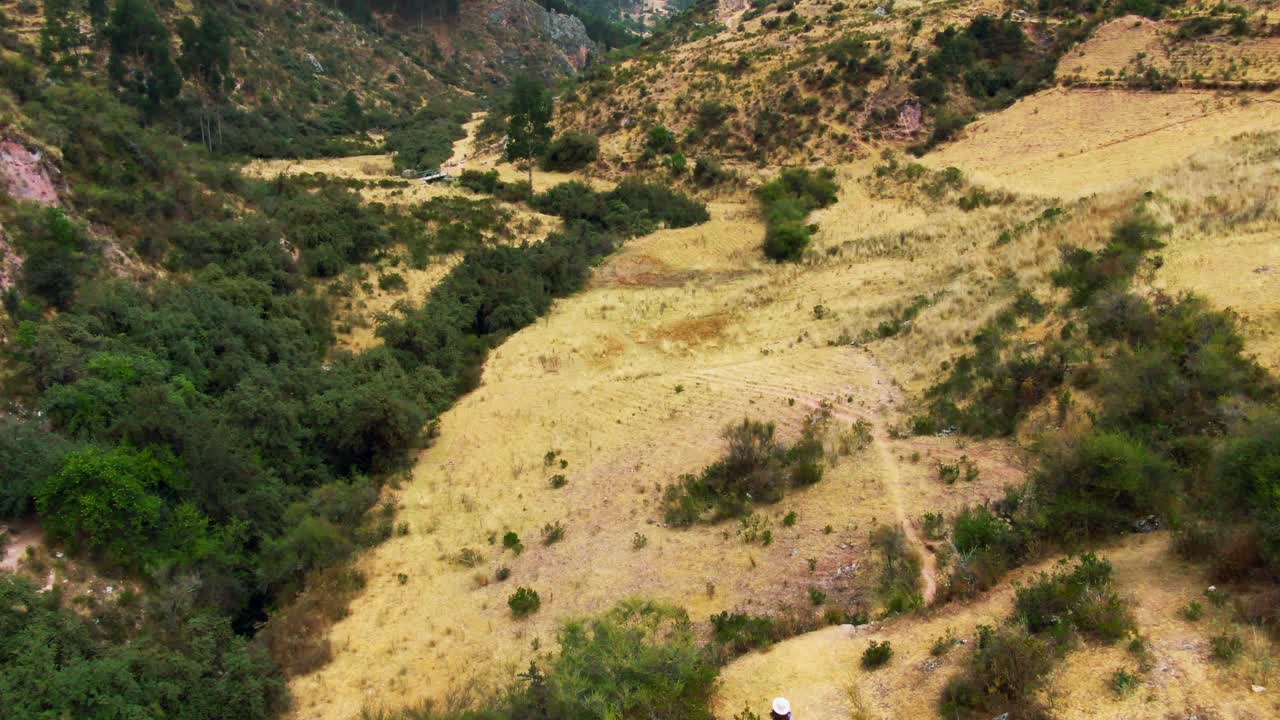 Veduta aerea di un trekking nella valle da Cusco alle rovine di Pukapukara e Inkilltambo, Perù.