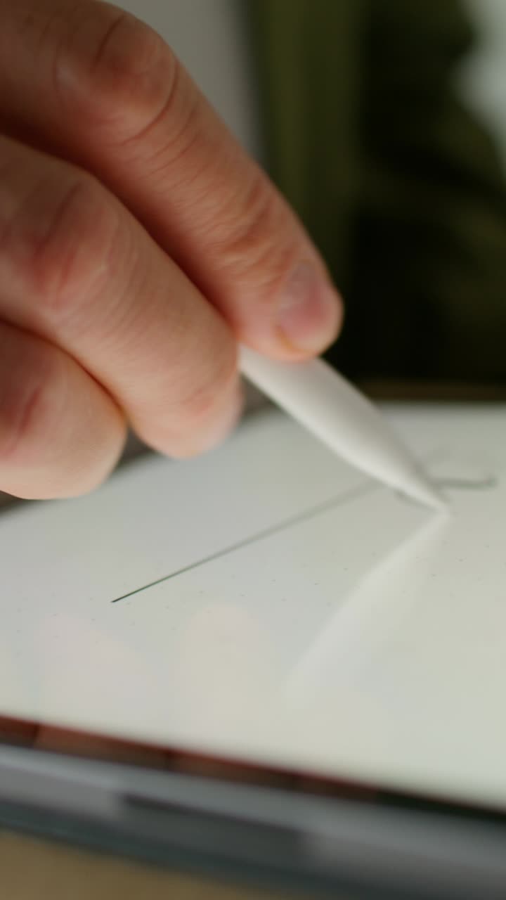 mano usando el lápiz en la tableta digital