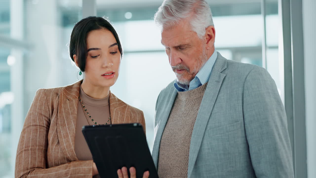 Colleghi di lavoro che guardano un tablet
