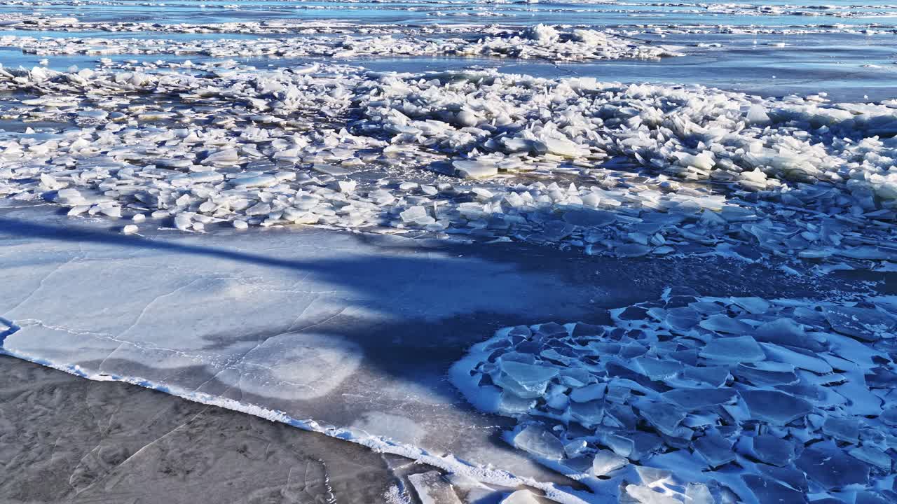 Крупные льдины и ледяные поля, покрывающие водную поверхность, создают текстурированный фон при съемке с воздуха