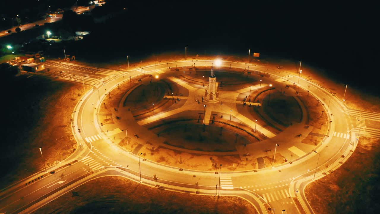 마을 광장 - 남동부 유럽 - 드론 영상 4k의 놀라운 야간 공중 전망