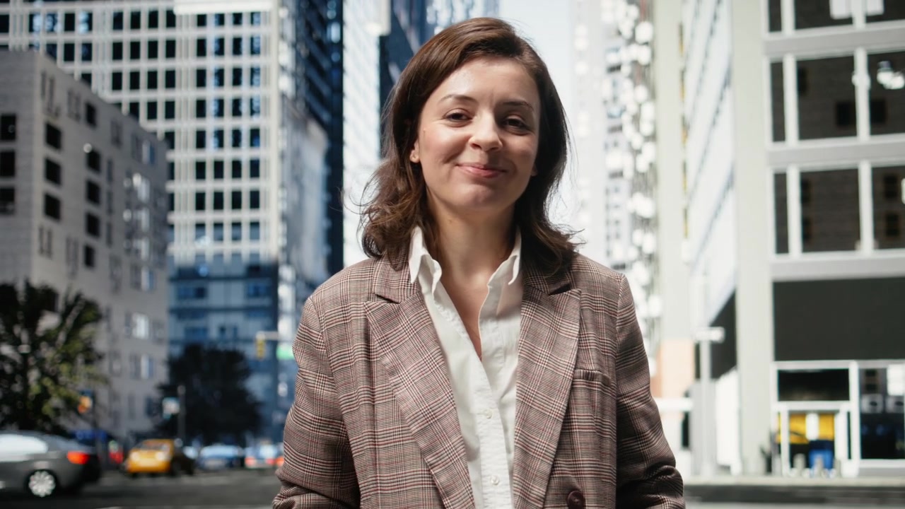 Retrato de empresária sorridente caminhando no centro da cidade.