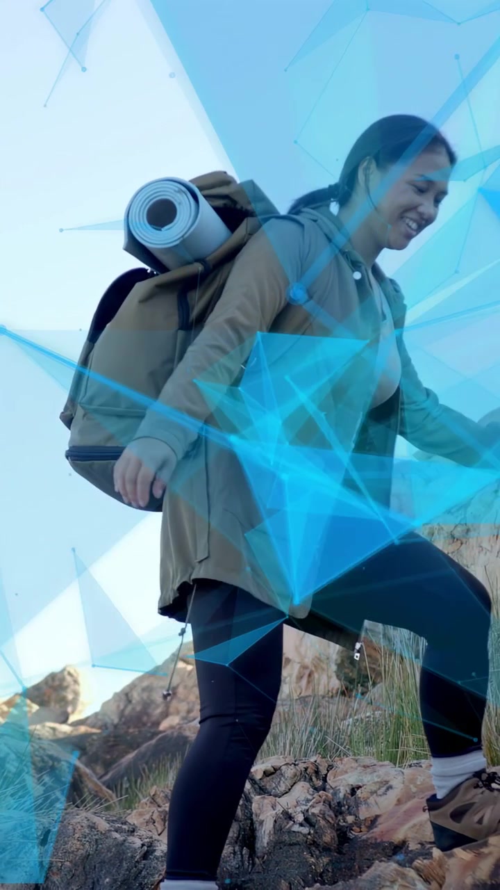Video verticale: Escursionista che appoggia il piede sinistro, arrampicandosi su rocce per un viaggio, con una rete blu che interseca il soggetto.