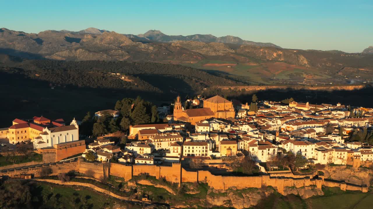 primer plano aéreo murallas históricas de la ciudad islámica en españa arquitectura ronda casas moriscas en viajes destino mediterráneo, montañas verdes fondo del horizonte