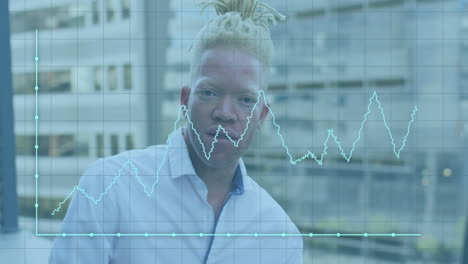 animación del procesamiento de datos sobre el empresario albino afroamericano sonriendo.