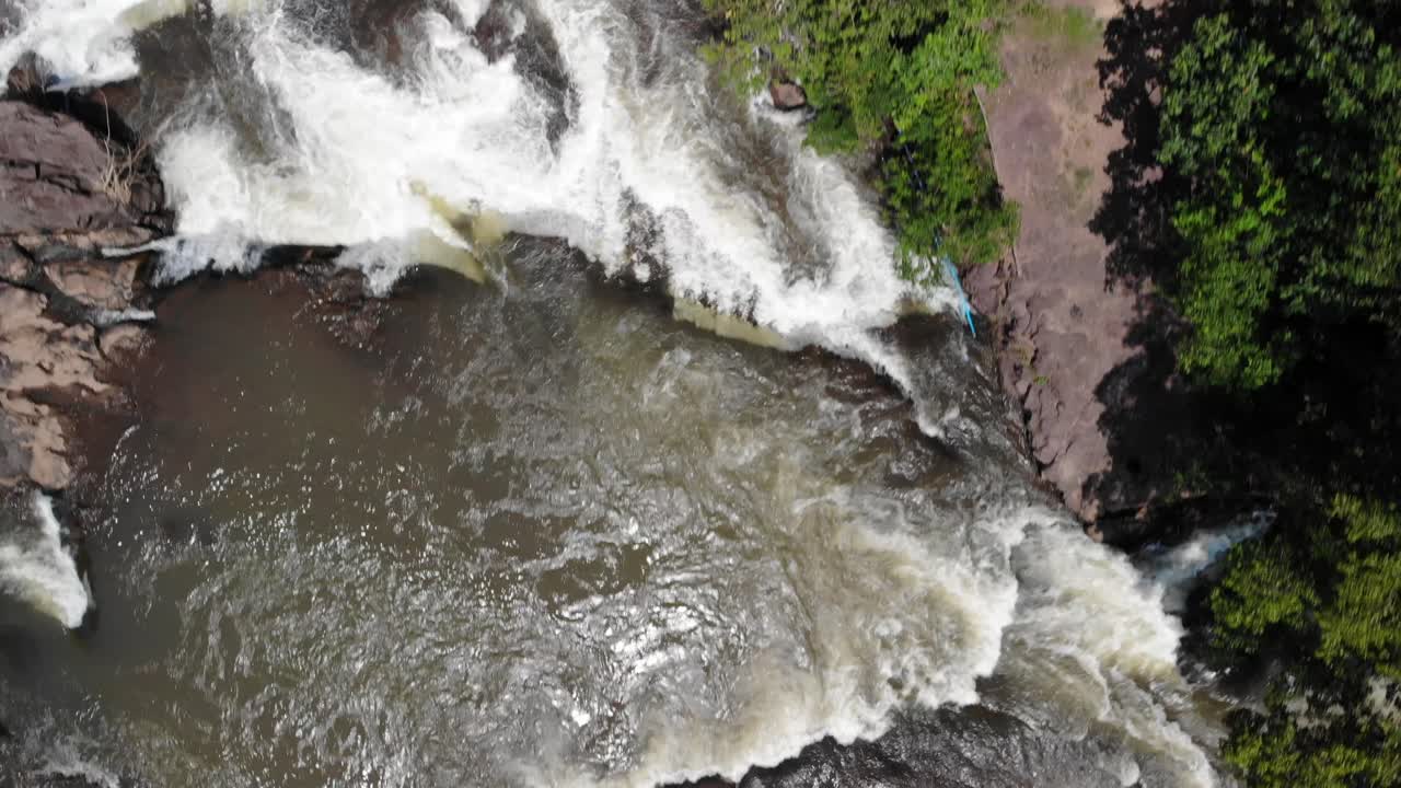 toma aérea ascendiendo sobre la cascada tad hang, meseta de bolaven, provincia de salavan, laos