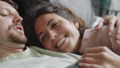 pareja relajándose en la cama