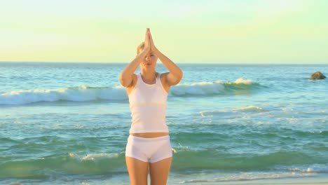 Frau-Macht-Yoga-Am-Strand