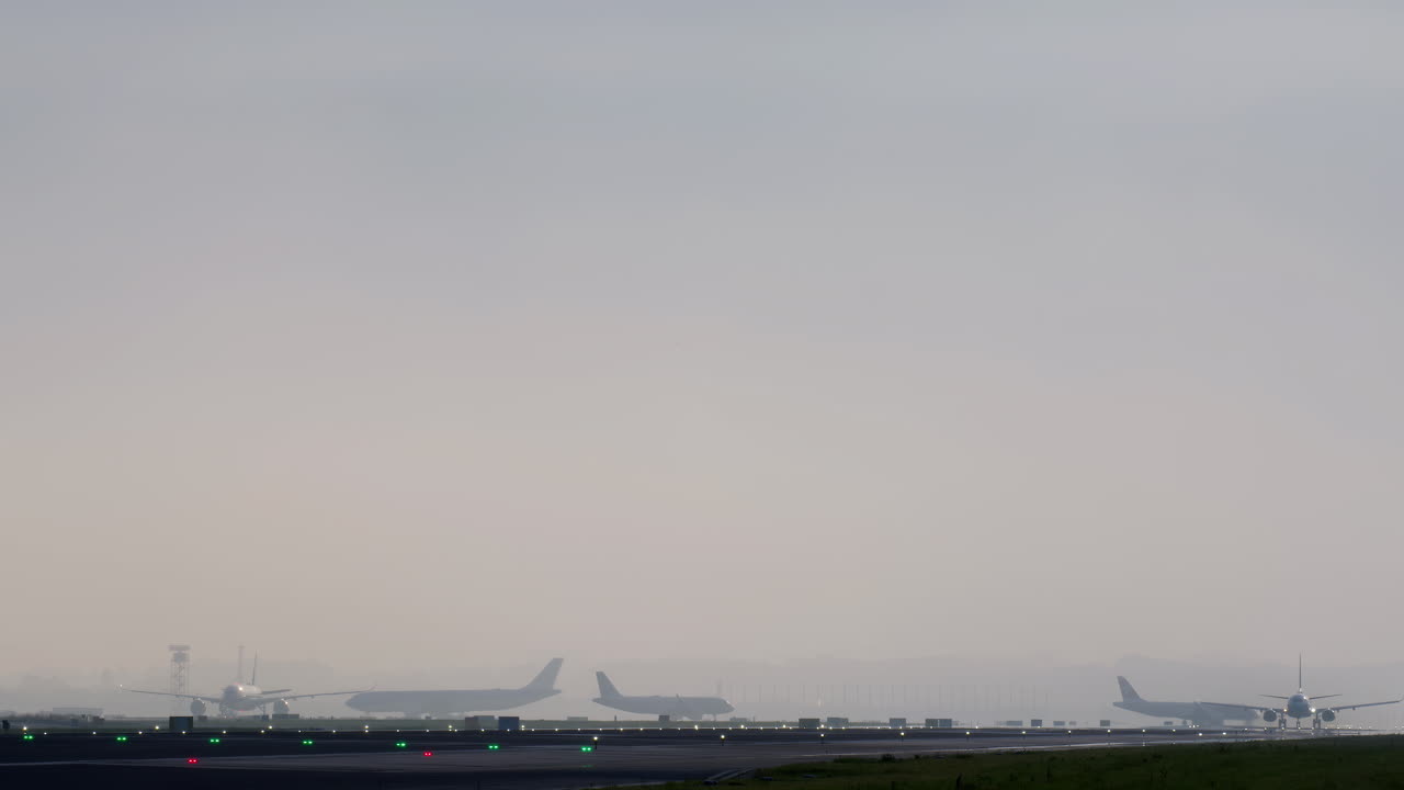 despegue de un avión en condiciones de niebla
