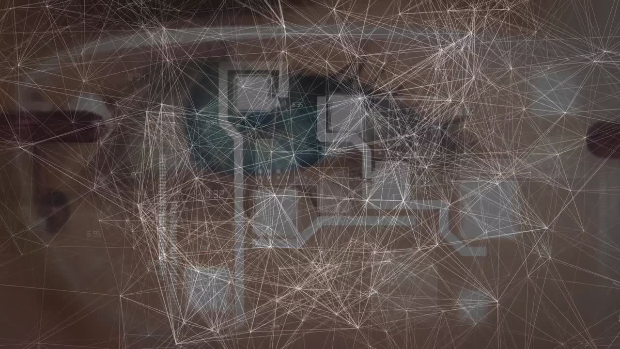 animación de conexiones y circuito integrado sobre el ojo de una mujer caucásica