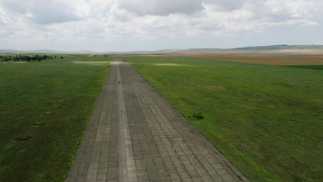 Conducción-De-Automóviles-En-Una-Amplia-Pista-De-Asfalto-Pavimentada-Del-Aeródromo-Militar-De-Shiraki