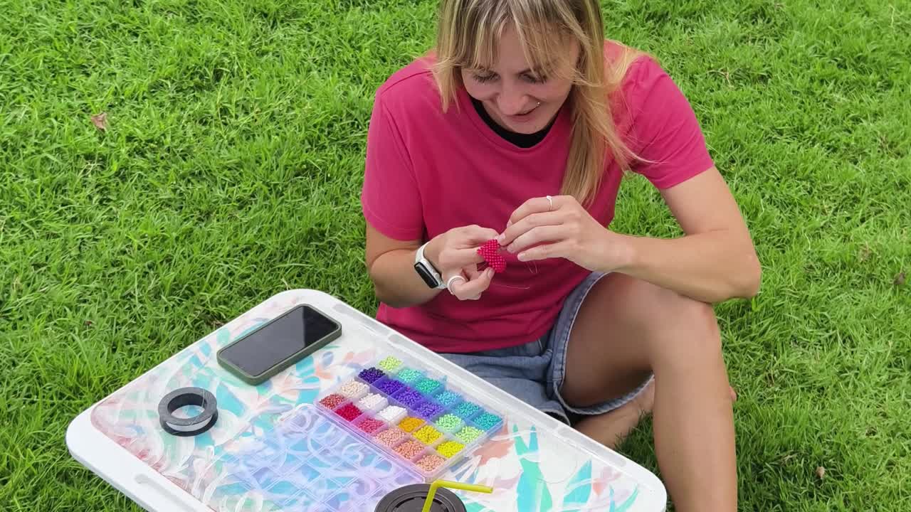 mujer con cuentas al aire libre