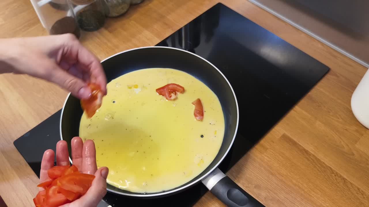 haciendo una tortilla de tomate