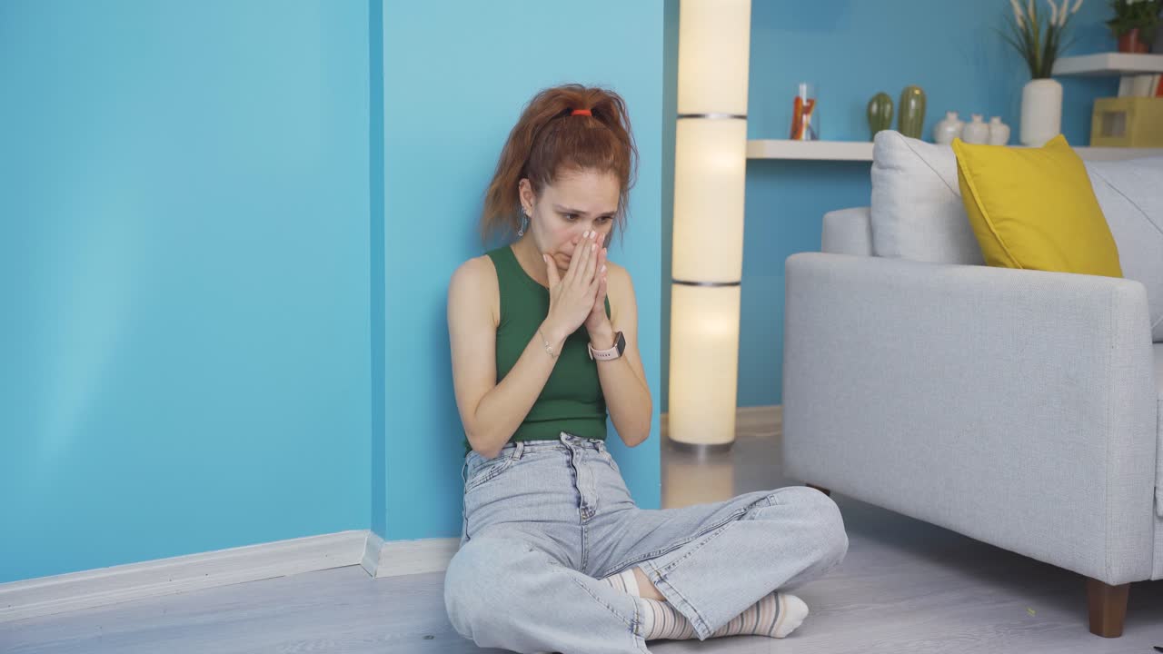 mujer ansiosa. ansiedad por el futuro.