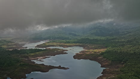 hornito panama antena v4 drone sobrevuelo densas nubes gruesas, transiciones cinematográficas revelan la represa del embalse fortuna y el hermoso paisaje sinuoso del río - filmado con cine mavic 3 - abril de 2022