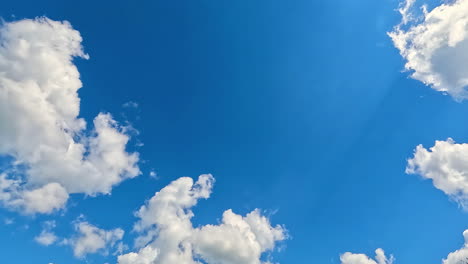 Blauer-Himmel,-Sonniger-Tag-Mit-Wolken,-Die-Sich-Im-Zeitraffer-Bilden