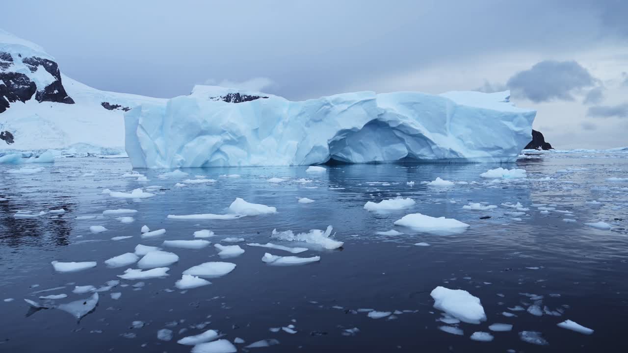 tomada aérea de drones de los icebergs de la antártida, formaciones de hielo de grandes, hermosos y masivos icibergs flotando en el azul océano sur, agua de mar en la península antártica, formas increíbles en aguas tranquilas y tranquilas.