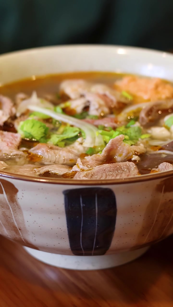 Cận cảnh tĩnh tô phở bò Việt Nam bốc khói được phục vụ trong tô sứ.