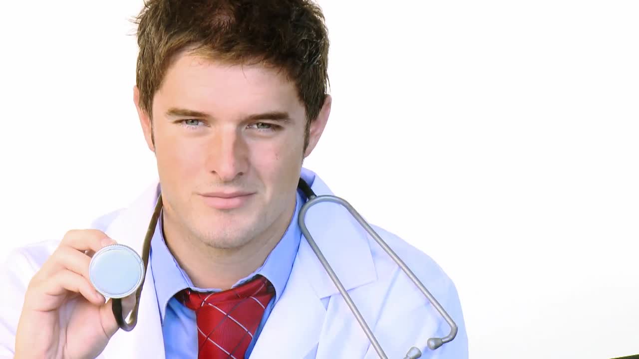 젊은 의사가 카메라에 스테토스코프를 보여줍니다.