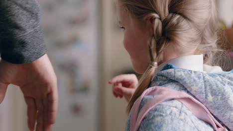 Vater-Bringt-Tochter-Zur-Schule-Und-Hält-Kleine-Mädchen-An-Der-Hand,-Die-Es-Genießt,-Sich-Um-Das-Kind-Zu-Kümmern