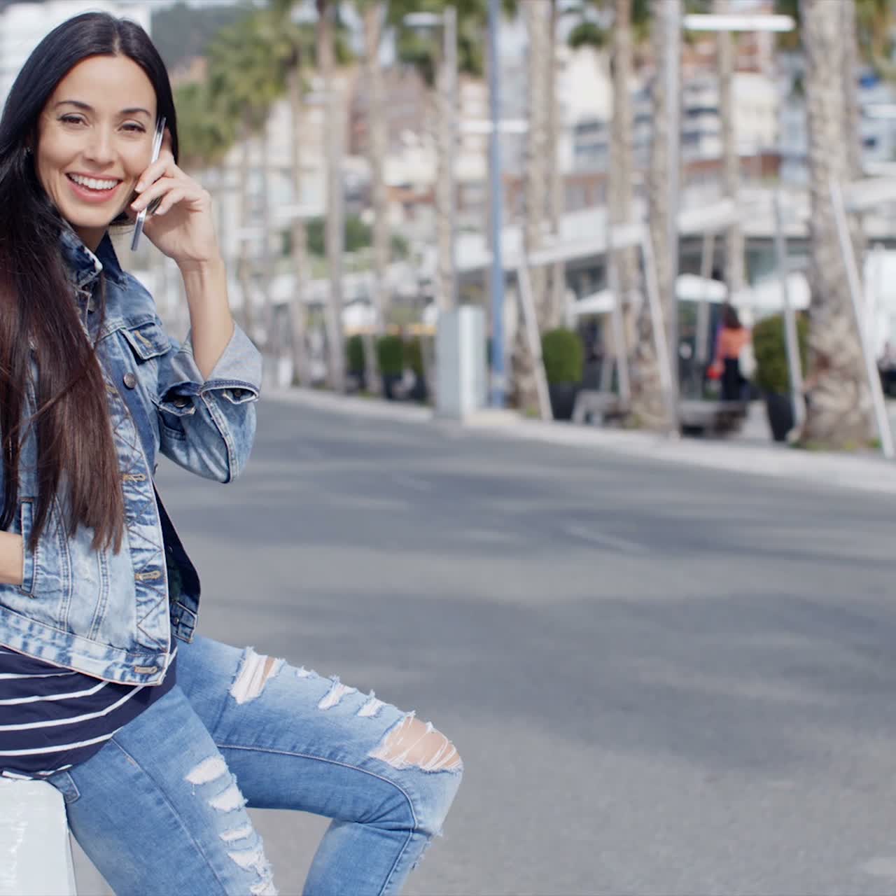 데님 옷을 입은 트렌디한 매력적인 젊은 여성