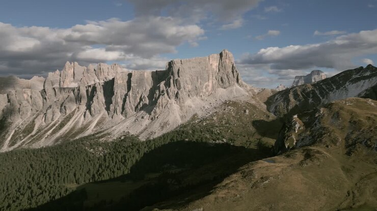 Filmagem de drone sobre os Dolomitas na Itália-5