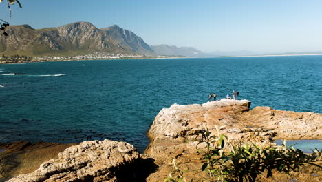 Touristen,-Die-Wale-In-Der-Nähe-Der-Felsigen-Küste-Beobachten---Walbeobachtung-In-Hermanus