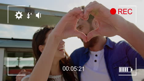 filmando una pareja en una playa con una cámara digital 4k
