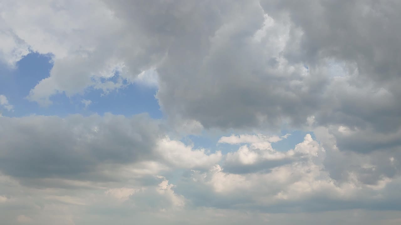 푸른 하늘 timelapse에 흰 적운 구름