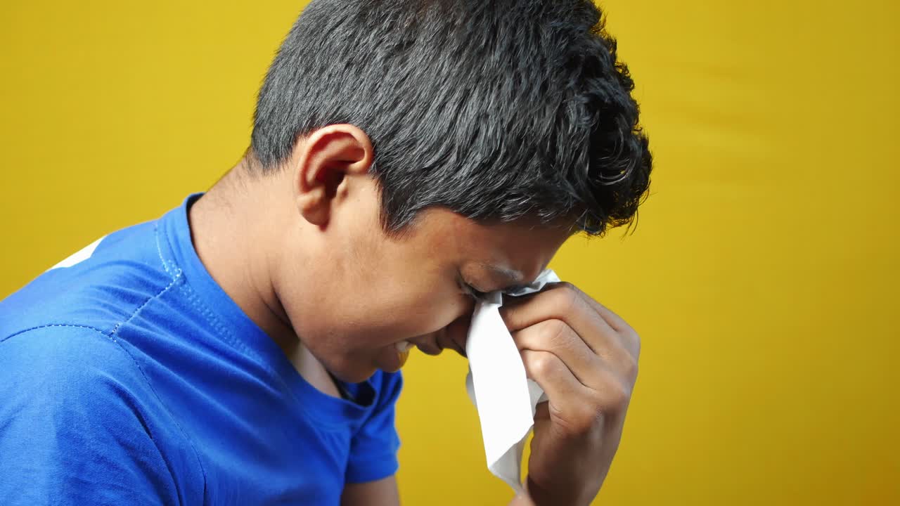 niño enfermo con gripe soplar la nariz con una servilleta