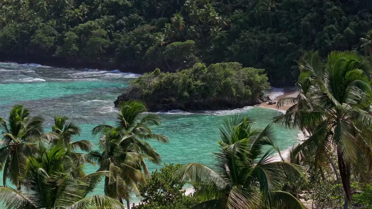 telefoto vista de escondido secreto playa paraíso en el exótico caribe, palmeras